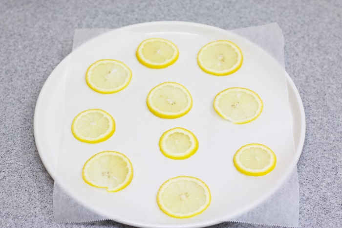 1.レモンをうす切りし、水気をとって重ならないように並べ、120℃のオーブンで様子を見ながら15分加熱する。