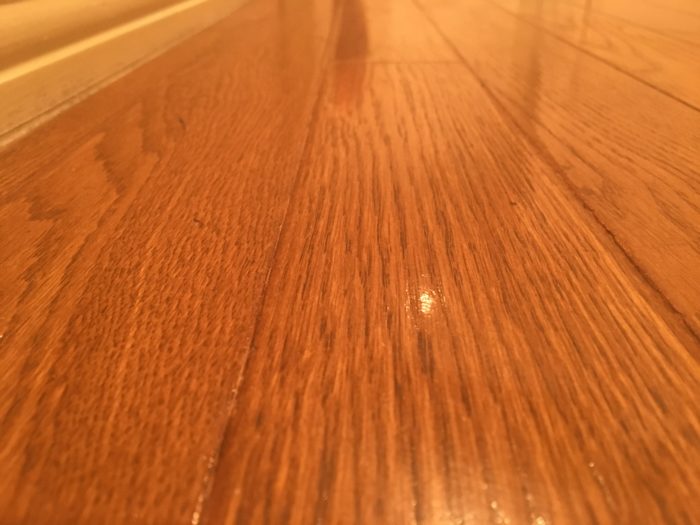 床が輝いてくれるんです。米ぬかワックスとして商品化もされているくらいですから、輝くのも当然ですね。  天然成分なので、赤ちゃんや小さなお子さんのいるお家には本当に安心のワックスなんです。床以外にも、テーブルや木製の家具にもお試しください。