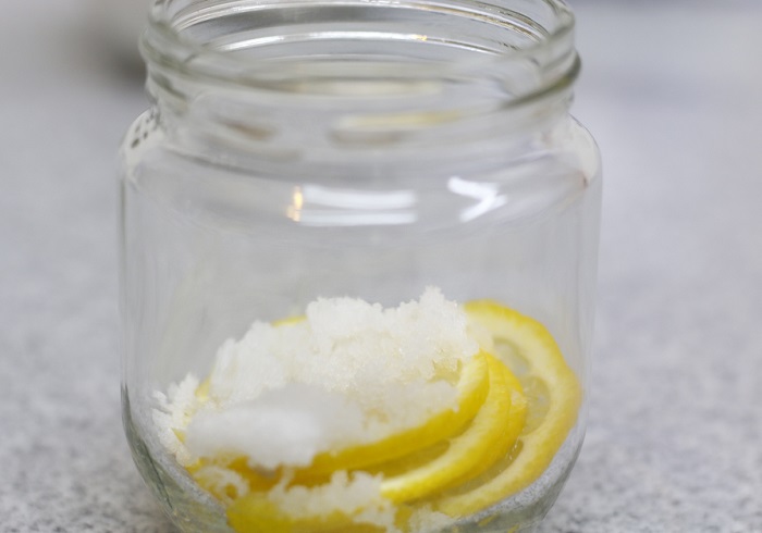 3.保存ビンにまず塩を敷き、その上にレモン、塩、レモン……と重ねる。