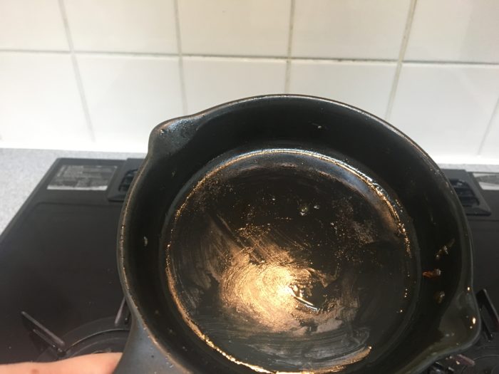 続いてフライパンや、揚げ物の際の油汚れです。ギトギトした油の付いた鍋です。