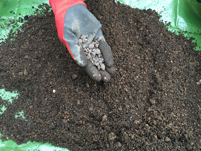 元肥  最後は、窒素・リン酸・カリの3要素を含む肥料を土に混ぜ合わせます。