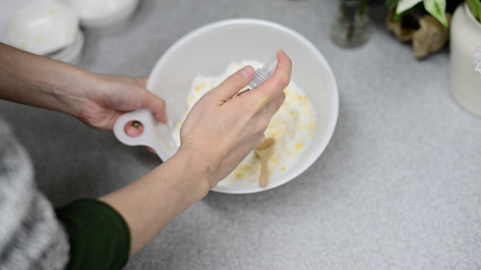 3.2に柚子チンキを霧吹きで吹き付け、よく混ぜます。手で握ると、ポロポロとした塊ができるくらい。