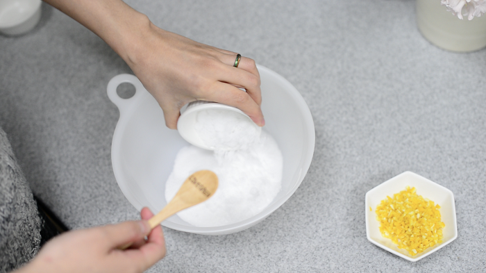 2.重曹、クエン酸、粗塩をよく混ぜます。色を付けたい場合は粗塩にあらかじめ混ぜておくと失敗が少ないそうです。粉が混ざれば柚子皮を入れ、さらに混ぜます。