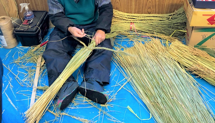 輪じめを製作中。藁は機械で延してから編み始めるときっちり編めるそうです。