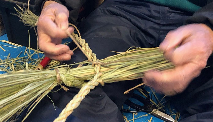 編んだ藁を紐で固定していきます。