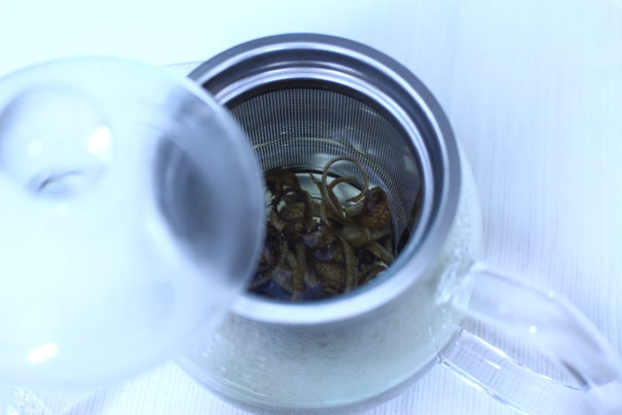 2. ティーポットにごぼう茶を入れ、沸騰したお湯を150㏄ほど注ぎます。