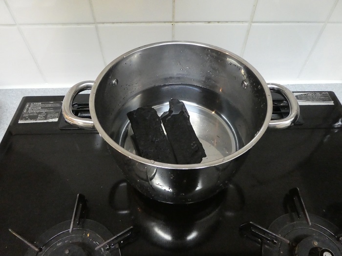 炭でお料理をおいしくするときや野菜を保存するときには、必ず煮沸消毒して使いましょう。方法はとっても簡単です。  1.炭を水で洗う  2.沸騰したお湯で10分～15分煮る  3.風通しのよいところで陰干しする  ※注意！ 水洗いの際に洗剤を使わないでください！ 炭が洗剤の成分を吸着してしまいます。