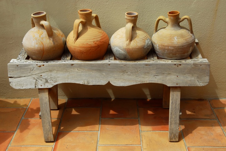 イタリア語でterra（土）とcotta（焼いた）という意味を組み合わせたもの。単純に土を焼いた陶器のことで、歴史は古く日本の埴輪もこの仲間です。イタリアでは住まいの屋根や食器、芸術品にも使われ、世界中に広まりました。釉（うわぐすり）を使わない素材そのままの風合いが優しく、ベージュやオレンジ、サーモンピンクのかわいらしい色合いが人気です。