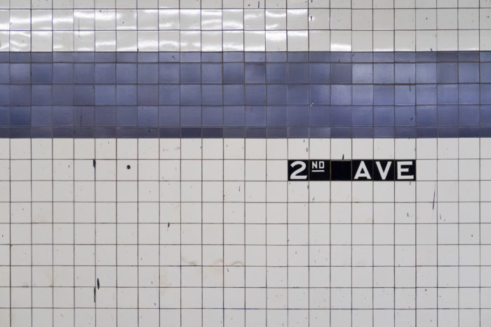 壁だけではなく、床にもこだわりたい場合におすすめなのが「サブウェイタイル」。サブウェイタイルとはニューヨークの地下鉄で使われているタイルで、インダストリアルインテリアでもよく使われるタイル材です。貼るだけでもその雰囲気が簡単に味わえる優れもので、最近ではDIY専用のサブウェイタイルが販売されいるので簡単に取り入れることができます。部分的にわずかなスペースだけプチリメイクしたい時には、100均のリメイクシートがおすすめ。汚れがふき取りやすいものまであり、キッチンやダイニングに重宝しそうです。ホワイトレンガ柄などを探すと見つかります。