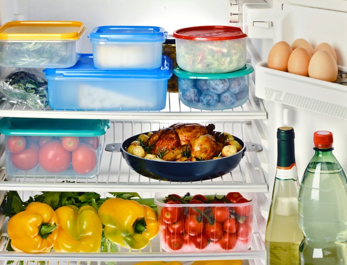 普段から冷蔵庫用にサイズの合うプラスチックのケースや保存容器を用意しておいて、食材をまとめて収納しておけば、見た目もすっきり、使い勝手も抜群です。