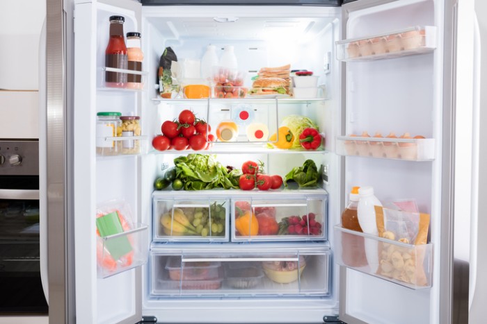 キッチンで収納に悩む場所のひとつに冷蔵庫があります。  整理整頓して収納しておくと、お料理する時にも慌てなくすむし、電力の節約にもなりますね。