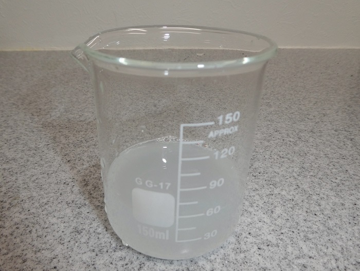 塩小さじ1を水50mlに溶かし、中性洗剤数滴を入れます。