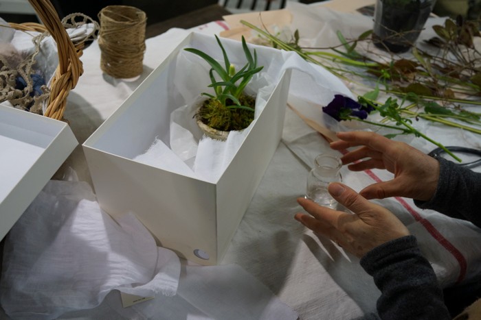 春の鉢花と切り花を組み合わせたギフトボックスを紹介されていたdoux.ceの谷さんによるワークショップ。
