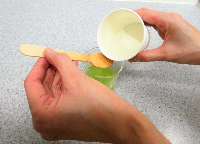 コップのふちにわりばしやスプーンをあて、それに沿わせるように静かにエタノールを注ぎます。