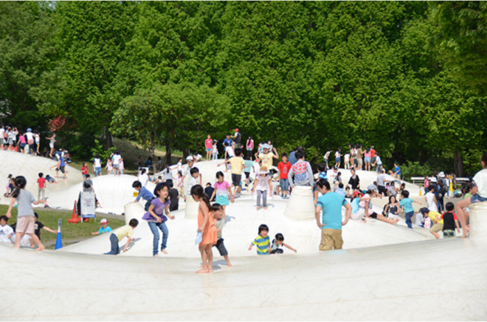 昭和記念公園には子どもたちがわくわくしながら探索できる「こどもの森」という施設があります。