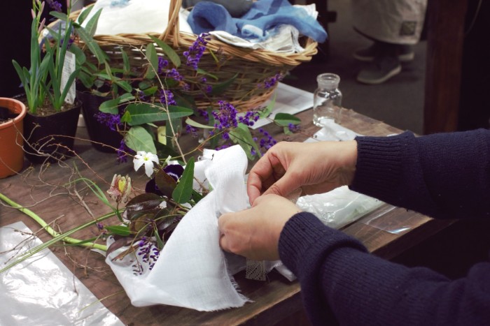 贈る相手のことを想って作られる優しい花束が生み出されるテーブルからは、ふんわりとした暖かい春の香りを会場内にもたらしていました。