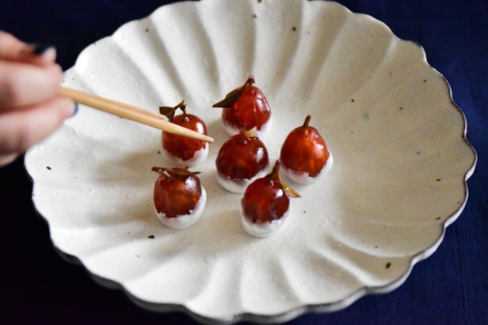 美しくも可愛くもある金柑の蜜漬けを作っているのは、京都の老舗「老松」。橙糖珠（だいとうじゅ）という名前のお菓子で、「数日間、少しずつ糖度を上げて蜜漬けにした」きんかん（金柑）だそうです♪