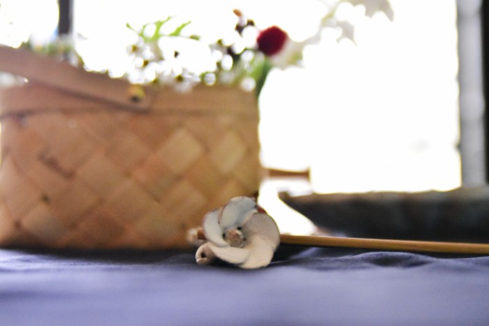 今回、きんかん（金柑）の蜜漬けを盛りつけた器は、滋賀県の信楽で制作に取り組まれている村上直子さんが作られたものです。  お花をモチーフにした陶磁器。はしおきには、つぼみまで付いてました♪ 家カフェでお花と一緒に優しい気分になれそうです。