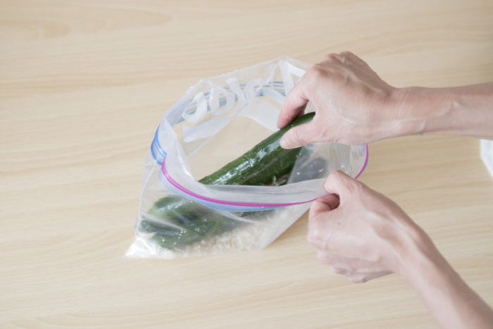 板ずりしたきゅうりを材料を混ぜ合わせた密封袋の中に入れ、冷蔵庫で保存します。