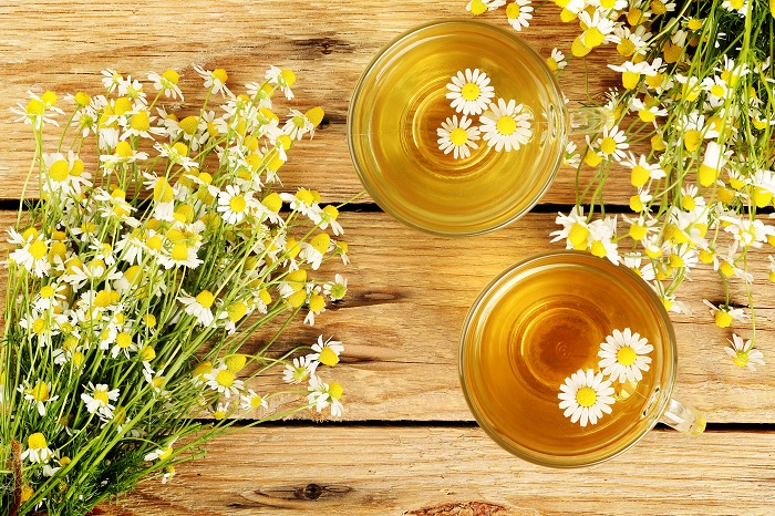 カモミールティーはカモミールの花と葉を乾燥させたお茶です。昔からヨーロッパでは就寝前のカモミールティーには心を落ち着かせ安眠を誘う効果があると言われ、好んで飲まれてきたようです。