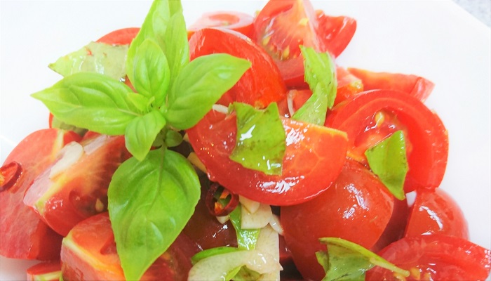 ヴィーガン料理 レシピ トマトとニンニクとバジルのサラダ Lovegreen ラブグリーン