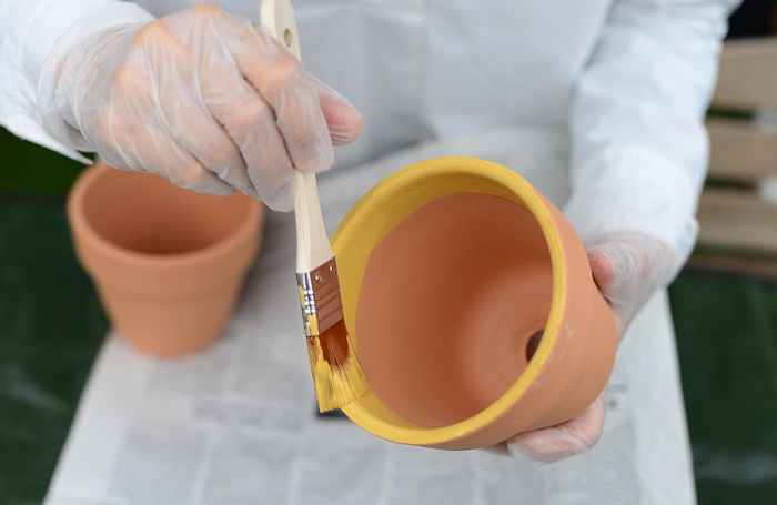 ハケの毛足1/2から2/3のところまで塗料をつけて、鉢の内側からペイントを始めます。植物を植えたら見えなくなる部分は塗らなくても大丈夫です。