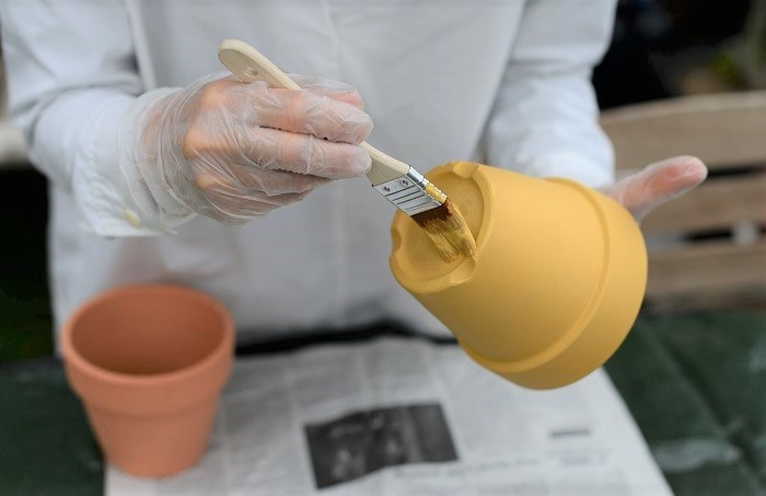 鉢の底の部分をペイントする時は、手を鉢の内側に持ち替えて塗ります。