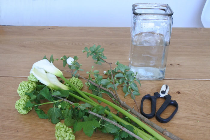 花バサミ、花瓶を用意します。  長さを出して生ける場合は重めで安定感のある花瓶にしましょう。