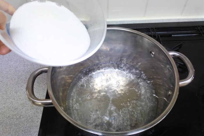 お湯が沸騰したら砂糖入れて、おたまなどで混ぜながら砂糖を溶かします。