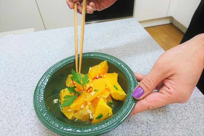 和えたサラダをお皿に盛り付け、最後にイタリアンパセリを散らして出来上がりです。混ぜすぎるとオレンジの実が潰れてしまうので、混ぜすぎないようにしましょう。