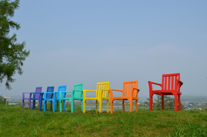 カラフルな花々と植物の緑に感動した後に見たこの青空と虹色の椅子は、北海道出身の私にとって北海道の良さを改めて感じる光景でした。  みなさんも虹色の椅子に座り、目の前に広がる北海道の山々と田園風景をゆっくり眺めましょう♪