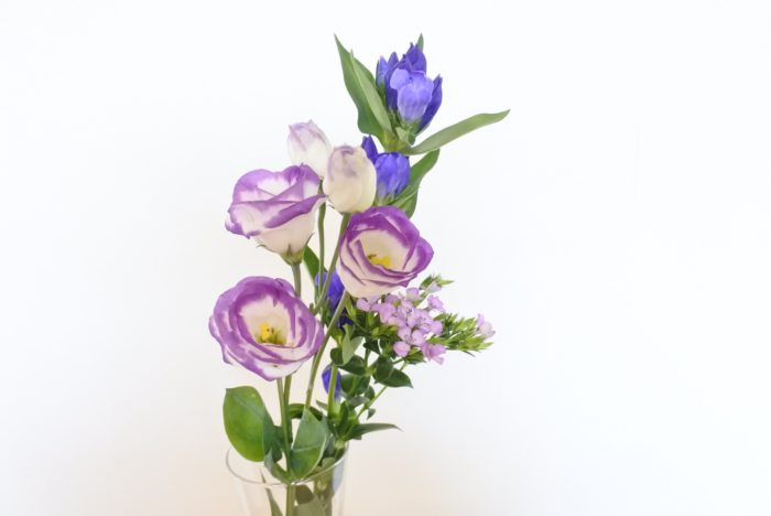 和花  日本でも長く親しまれているトルコキキョウは、リンドウやナデシコなど和の花にも合いますね。