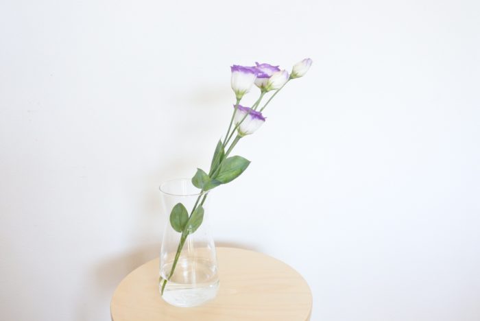 長さを活かして生ける場合は、安定感、重さのある花瓶に生けましょう。