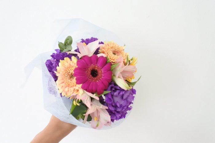 お花屋さんや使用する品種、時期により差はありますが、駅ビルなどにある一般的なお花屋さんでは、2～3000円で写真ほどの大きさの花束を作ることができます。