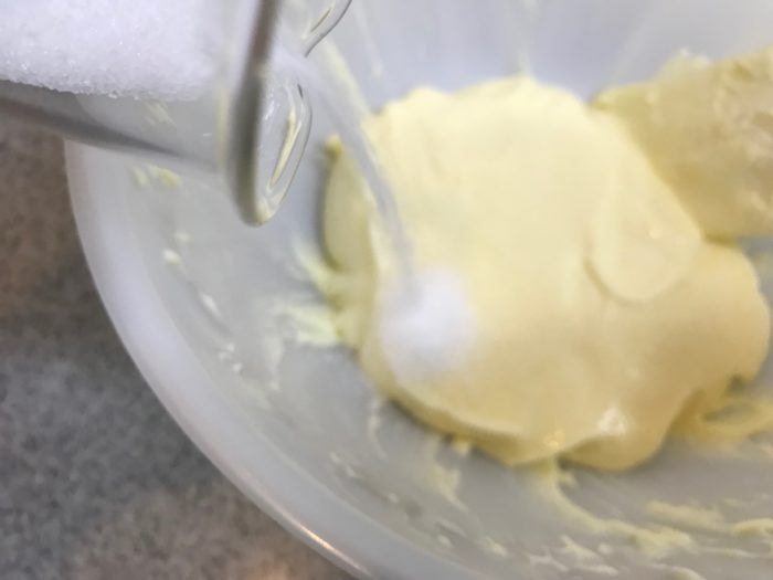1. 常温で溶かしたクリームチーズをゴムベラ等でなめらかによく混ぜます。その後、グラニュー等を5回位に分けて、クリームチーズとなめらかになるまで、混ぜ合わせます。  良く混ざりあってくると、グラニュー糖のザラザラが消えて生地全体に艶（つや）が出てきます。