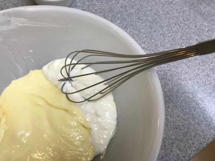 2.グラニュー糖とクリームチーズが混ざり合ったら、ヨーグルトを数回に分けて混ぜ合わせます。