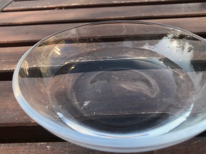カットしたビオラは短い為、ガラスのお皿に植えてみます。