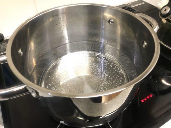 鍋に水を入れて、お湯を沸かします。