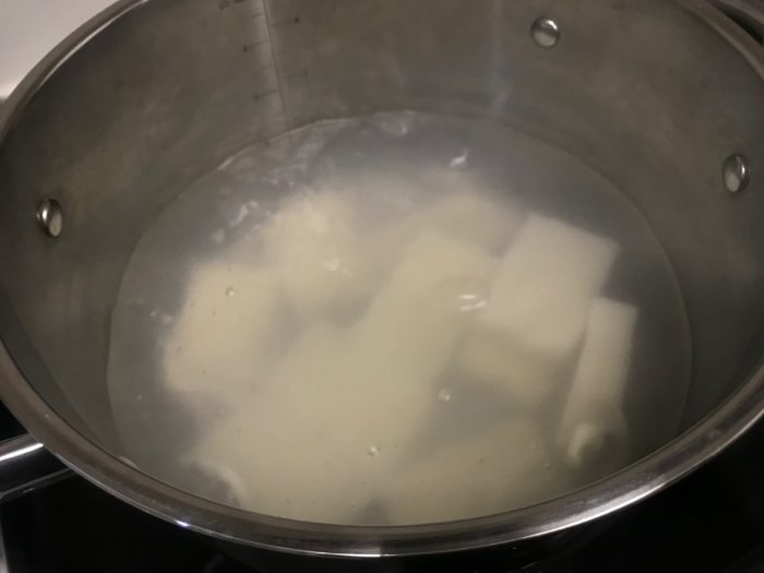 鍋の湯が湧いたら、餅を柔らかくなるまで茹でます。