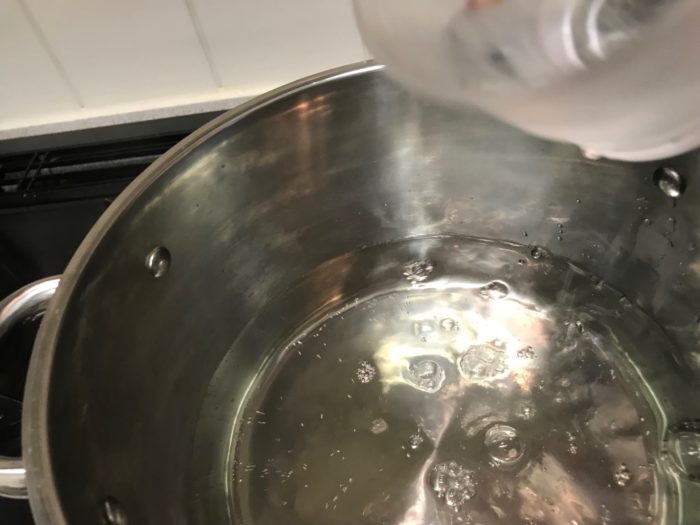 鍋に50cc程水を入れ、温度を少し下げます。