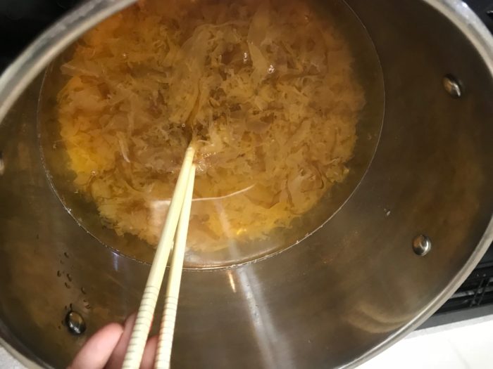 箸などで馴染ませて、鍋の湯の中に鰹節が全体的に沈むようにします。