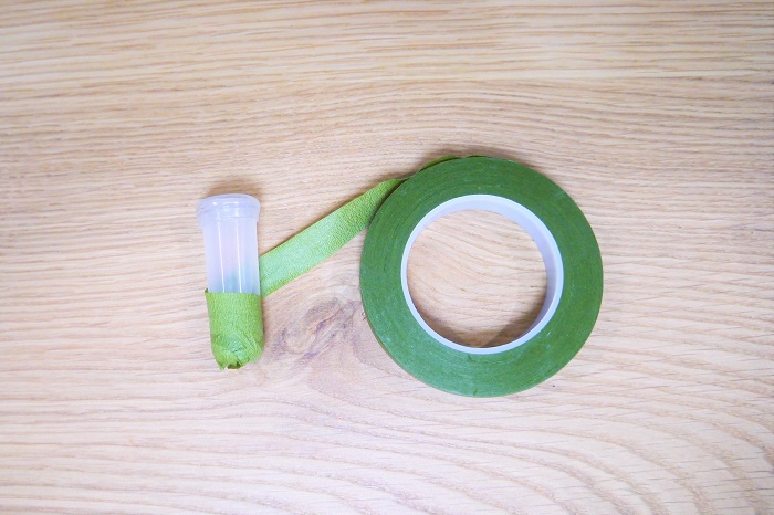 ピックにグリーンのフローラルテープを巻き、水を入れておきます。ピックを寝かせて置いても水がこぼれないように、水の量は調整してください。