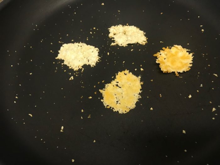 火加減は弱火で、少しずつチーズがとけてきたら箸などでチーズのまわりの形をなんとなく丸になる様に少し整えます。  チーズの色がほんのりときつね色になったら裏返します。裏面に少し火が通ったら出来上がりです。  丸い形で焼いたバルメザンチーズは、トマト一つに対して2枚使用します。トマトの2倍の枚数を焼きましょう。