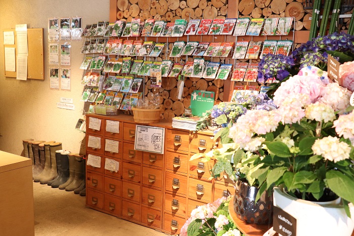 店内には、野菜の種や観葉植物、鉢や土など、ガーデニングに必要なものがそろっています。
