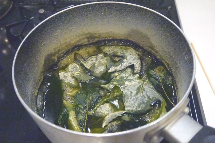 ・お鍋の中の葉っぱが黒ずんできたら、取り出して流水でよく洗います。