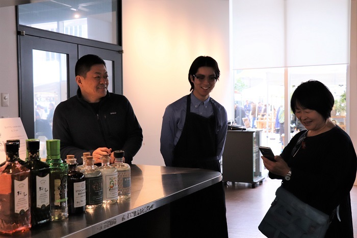 撮影協力:『Flower & Green Market vol.2』×『Craft Gin Bar Lounge』  レストランNARISAWAのオーナーシェフ成澤由浩さんとは、成澤さんが青山一丁目にお店を出される前からのお付き合いです。