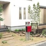 雨が増える季節、お庭の水はけで悩んでいませんか？外へお庭の土が流れ出てしまうのも悩みどころではないでしょうか。それが玄関アプローチだったら尚のこと。 お庭の土の流出を抑止する土留め。ミドラスでは土留めを、グランドカバーの植物で解決しました。土の流出で悩んでいる方、必見です！