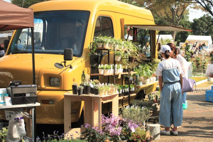 黄色い可愛いバスが目を引く63FLOWERさん、とても珍しい店舗のない花屋なんです。この黄色いバスに花や植物を載せて、このようにイベントなどに出店しています。移動式の花屋なので、出会えること自体がとてもラッキーですよ！  観葉植物からランなどのインテリアグリーンをはじめ、花苗などの園芸品種もありました。黄色いバスの荷台部分にも植物がディスプレイされていて、このバス1台でやってきたとは思えないような品揃えの良さでした。とても可愛いバスと植物がなんだかワクワクさせてくれます！