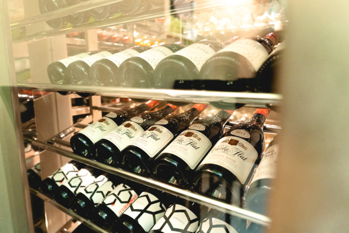 店内の一角にはワインセラーがあり、品揃えの豊富さはガラス越しに覗くことができます。赤や白、シャンパンなど、お酒の品揃えは常時100種類を超えます。  なかでもおすすめなのが、フラミンゴのイラストがラベリングされたオリジナルのワイン。イタリア産の赤ワインで、福岡店と東京の青山店でしか味わうことができません。