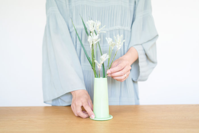  こちらはカンガルーポーを生けたシンプルなあしらい。  カラフルな花瓶はかわいいけど、どう生けていいか分からない……。  「そんな時は、迷ったら白い花を生けみましょう。白だと何にでも合うので挑戦しやすいですよ。」